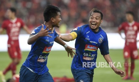 Pesepak bola klub Arema Malang Nur Hadianto (kiri) berselebrasi bersama rekan setimnya, Hamka Hamzah usai membobol gawang klub Persija Jakarta dalam pertandingan lanjutan Liga 1 2019 di Stadion Utama Gelora Bung Karno (SUGBK), Jakarta, Sabtu (3/8/2019). 