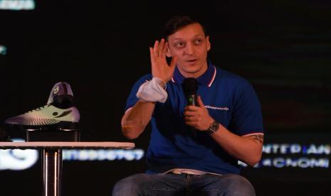 Pesepak bola klub Fenerbahce SK Mesut Ozil menghadiri konferensi pers terkait kunjungannya ke Indonesia di Kemenparekraf, Jakarta, Rabu (25/5/2022). Kunjungan Mesut Ozil ke Indonesia dalam rangka peluncuran koleksi Concave Exclusive M10 Collection yang merupakan kolaborasi antara produsen busana olahraga asal Inggris Concave dan Mesut Ozil yang diproduksi oleh anak bangsa di Tangerang, Banten.