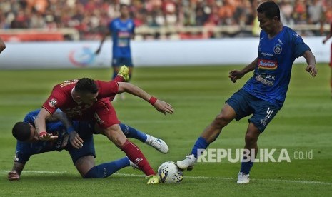 Pesepak bola klub Persija Jakarta Marko Simic (tengah) berebut bola dengan pesepak bola Arema Malang Arthur Cunha (kiri) dan Dendi Santoso dalam pertandingan lanjutan Liga 1 2019 di Stadion Utama Gelora Bung Karno (SUGBK), Jakarta, Sabtu (3/8/2019). 