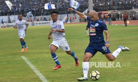 Pesepak bola klub PSIS Semarang, Bruno Silva (kanan) berusaha menendang bola dengan kawalan pesepak bola Persib Bandung Henhen Herdiana (tengah) dalam pertandingan lanjutan Liga 1 Indonesia di Stadion Moch. Soebroto, Magelang, Jawa Tengah, Ahad (18/11/2018).