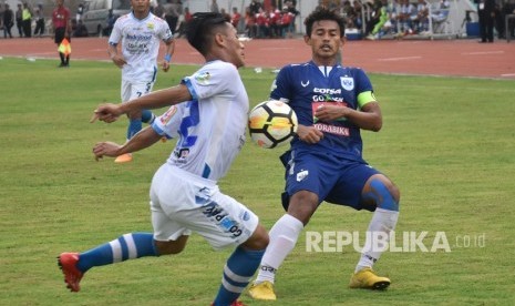 Duel Persib Bandung (biru) dengan PSIS Semarang pada Liga 1 20218.