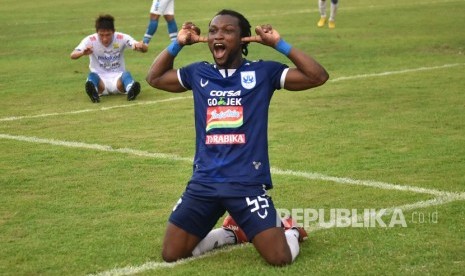 Pesepak bola klub PSIS Semarang, Ibrahim Conteh (kanan) berselebrasi usai menjebol gawang klub Persib Bandung dalam pertandingan lanjutan Liga 1 Indonesia di Stadion Moch. Soebroto, Magelang, Jawa Tengah, Ahad (18/11/2018). 