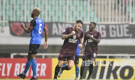 Pesepak bola klub PSM Makassar Marc Klok (tengah) meluapkan kegembiraan seusai mencetak gol ke gawang klub Home United FC melalui tendangan pinalti pada pertandingan fase Grup H Piala AFC 2019 di Stadion Pakansari, Bogor, Jawa Barat, Kamis (30/4/2019). 