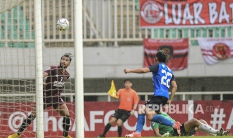 Pesepak bola klub PSM Makassar Zulham Malik Zamrun (kiri) berusaha menyudul bola ke arag gawang klub Home United FC pada pertandingan fase Grup H Piala AFC 2019 di Stadion Pakansari, Bogor, Jawa Barat, Kamis (30/4/2019).