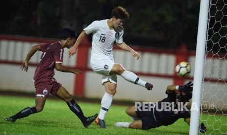 Pesepak bola Korsel U-23 Keunho Lee (tengah) menendang bola ke gawang Persija Jakarta yang dikawal penjaga gawang Andritany (kanan) dalam laga uji coba di Stadion PTIK, Jakarta, Kamis (21/6). 