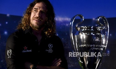 Pesepak bola legenda FC Barcelona Carles Puyol berpose di dekat trofi Liga Champion saat mengikuti UEFA Champions League Thropy Tour di Jakarta, Senin (11/3/2019).