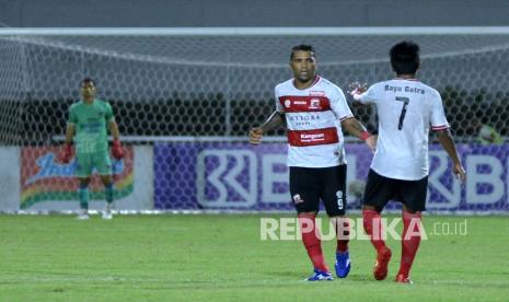 Pesepak bola Madura United Alberto Goncalves (kiri).