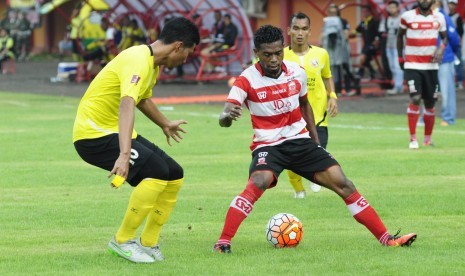 Pemain Madura United FC Elton Maran (kanan)