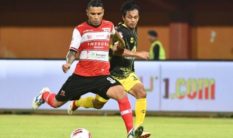 Pesepak bola Madura United (MU) Alberto Goncalves (kiri) melewati pesepak bola Barito Putera Kurniawan (kanan) dalam laga Liga 1 di Stadion Gelora Madura Ratu Pamelingan (SGMRP) Pamekasan, Jawa Timur, Sabtu (29/2/2020). MU memenangi pertandingan tersebut dengan skor 4-0. 