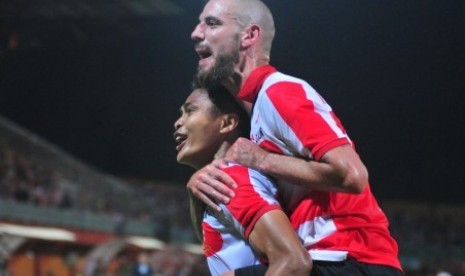 Pesepak bola Madura United (MU) Fachrudin W Aryanto (kiri) bersama Dane Milovanovic (kanan) melakukan selebrasi usai mencetak gol ke gawang Pusamania Borneo FC (PBFC) dalam lanjutan kompetisi Gojek Traveloka Liga 1 di Stadion Gelora Ratu Pamelingan (SGRP) Pamekasan, Jawa Timur, Jumat (13/10) malam. Pertandingan berakhir imbang 1-1. 