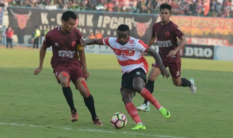 Penyerang Madura United (MU) Greg Nwokolo (tengah) beraksi dalam salah satu laga Liga 1.