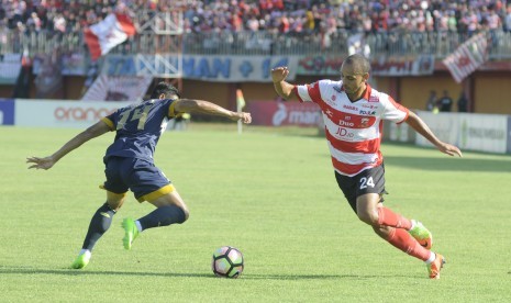 Pesepak bola Madura United (MU) Peter Ozase Odemwingie (kanan) berusaha melewati hadangan pesepak bola Persela Lamongan, Ahmad Birrul Walidan (kiri) dalam lanjutan laga Liga 1 di Stadion Gelora Ratu Pamelingan (SGRP) Pamekasan, Jawa Timur, Jumat (4/8).