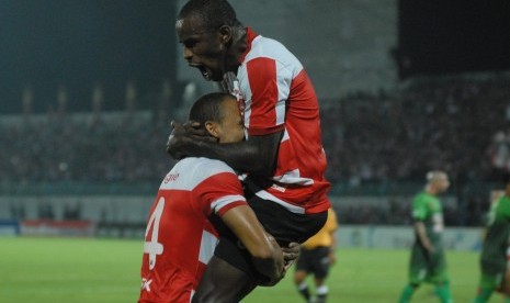 Pesepak bola Madura United (MU) Piter Osaze Odem Wingie (kiri) dan Greg Nwokolo (kanan) melakukan selebrasi seusai mencetak gol ke gawang PS TNI saat pertandingan Gojek Traveloka Liga 1 di Stadion Gelora Bangkalan, Bangkalan, Jawa Timur, Jumat (19/5). Madura United menang atas PS TNI dengan skor 4-1.