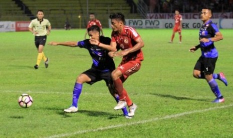 Pesepak bola Madura United Rendi Siregar (kiri) berebut bola dengan pesepak bola Semen Padang, Irsyad Maulana (dua dari kanan) dalam pertandingan lanjutan Liga Gojek Traveloka Liga 1 di Lapangan GOR Haji Agus Salim Padang, Sumatera Barat, Jumat (6/10). Kedua tim bermain imbang dengan skor 0-0.