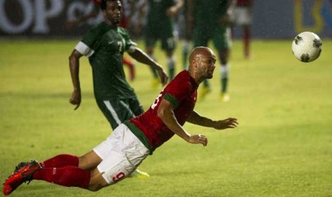 Pesepak bola nasional Indonesia, Sergio van Dijk (kanan) melakukan sundulan ke arah gawang Arab Saudi saat laga kualifikasi Piala Asia 2015 di Stadion Gelora Bung Karno, Jakarta, Sabtu (23/3). 