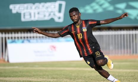 Pesepak bola Papua Ricky Ricardo Cawor melakukan selebrasi usai membobol gawang tim Kalimantan Timur saat pertandingan Semi Final Sepak Bola Putra PON Papua di Stadion Mandala, Kota Jayapura, Papua, Selasa (12/10/2021). 