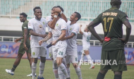 Pesepak bola Persebaya Aryn Glen Williams (tengah) melakukan selebrasi dengan sejumlah rekan setimnya setelah mencetak gol ke gawang Tira Persikabo dalam lanjutan Liga 1 2019 di Stadion Pakansari, Cibinong, Bogor, Jawa Barat, Sabtu (9/11/2019).