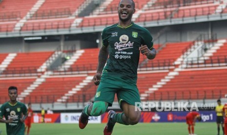 Pesepak bola Persebaya David Aparecido Da Silva melakukan selebrasi usai mencetak gol ke gawang Bhayangkara FC pada pertandingan Liga 1 2019 di Stadion Gelora Bung Tomo, Surabaya, Jawa Timur, Minggu (8/12/2019).