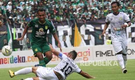 Pesepak bola Persebaya Irfan Jaya (kiri) melewati hadangan pesepak bola PS Tira Persikabo Muhamad Guntur Triaji (tengah) dalam pertandingan babak delapan besar Piala Presiden 2019 di Stadion Gelora Bung Tomo, Surabaya, Jawa Timur, Jumat (29/3/2019). 