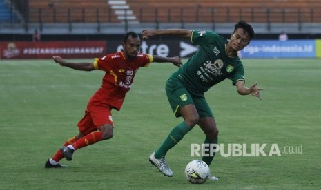 Mantan pemain Bhayangkara FC Muhammad Nur Iskandar (kiri) berlatih bersama Semen Padang.