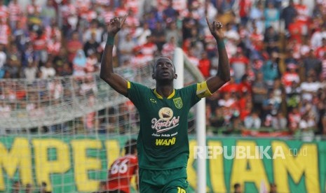 Pesepak bola Persebaya Makan Konate melakukan selebrasi usai mencetak gol ke gawang Madura United saat pertandingan babak penyisihan Grup A Piala Gubernur Jawa Timur 2020 di Stadion Gelora Bangkalan (SGB), Bangkalan, Jawa Timur, Jumat (14/2/2020). 