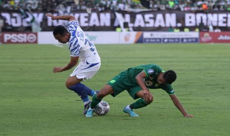 Pesepak bola Persebaya Marselino Ferdinan (kanan) berebut bola dengan pesepak bola PSIS Muhammad Guntur Triaji (kiri) saat pertandingan Liga 1 di Stadion Gelora Bung Tomo, Surabaya, Jawa Timur, Selasa (23/8/2022).