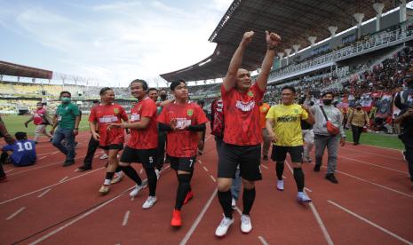 Pesepak bola Persebaya Novian Dani (kiri) mencoba melewati pesepak bola Persis Solo Fabiano Beltrame (kanan) saat pertandingan uji coba bertajuk Surabaya 729 Game di Stadion Gelora Bung Tomo, Surabaya, Jawa Timur, Minggu (22/5/2022). Dalam pertandingan tersebut Persebaya kalah oleh Persis Solo dengan skor akhir 1-2. 