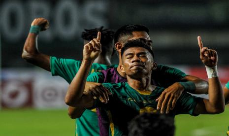 Pesepak bola Persebaya Surabaya Ahmad Nufiandani melakukan selebrasi usai mencetak gol ke gawang Bhayangkara FC pada pertandingan Group C Piala Presiden 2022 di Stadion Gelora Bandung Lautan Api, Bandung, Jawa Barat, Senin (13/6/2022). Pertandingan berakhir imbang dengan skor 1-1. 