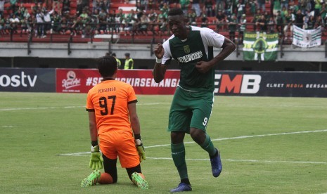 Persebaya Kalahkan Persidago: Pesepak bola Persebaya Surabaya Amido Balde (kanan) melakukan selebrasi dengan berjoged usai mencetak gol saat menghadapi Persidago Gorontalo pada pertandingan babak 16 besar leg kedua Piala Indonesia di Stadion Gelora Bung Tomo, Surabaya, Jawa Timur, Sabtu (23/2/2019). 