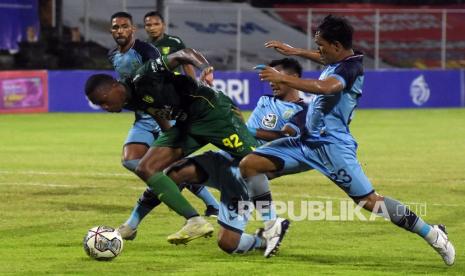 Pesepak bola Persebaya Surabaya Arsenio Valpoort (kiri) bersama rekan setimnya melakukan selebrasi usai mencetak gol ke gawang Persela Lamongan pada pertandingan Liga 1 di Stadion I Gusti Ngurah Rai, Denpasar, Bali, Kamis (10/2/2022) malam. 