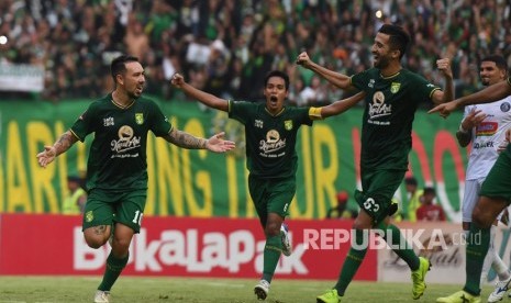 Pesepak bola Persebaya Surabaya Damian Emanuel Lizio (kiri) bersama rekan se timnya melakukan selebrasi ketika berhasil mencetak gol dengan tendangan pinalti ke gawang Arema FC pada laga final leg 1 Piala Presiden 2019 di Gelora Bung Tomo, Surabaya, Jawa Timur, Selasa (9/4/2019). 