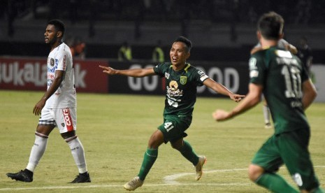 Pesepak bola Persebaya Surabaya Irfan Jaya (tengah) melakukan selebrasi usai mencetak gol kegawang Bali United FC dalam lanjutan Liga 1 Indonesia di Stadion Gelora Bung Tomo (GBT) Surabaya, Jawa Timur, Sabtu (7/7).