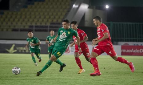 Pesepak bola Persebaya Surabaya Jose Wilkson Teixeira Rocha (kiri) berusaha melewati adangan dua pesepak bola Persija Jakarta Yann Motta Pinto (kanan) dan Alfriyanto Nico Saputra (kedua kanan) pada pertandingan Liga I di Stadion Manahan, Solo, Jawa Tengah, Selasa (26/10/2021). Di laga ini, Persebaya unggul 1-0 atas Persija.