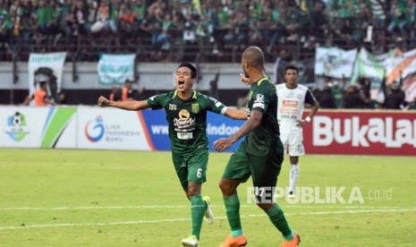 Pesepak bola Persebaya Surabaya Misbakus Solikin (kiri) melakukan selebrasi usai mencetak gol kegawang Arema FC dalam lanjutan Liga-1 di Stadion Gelora Bung Tomo (GBT), Surabaya, Jawa Timur, Ahad (6/5). 