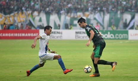 Pesepak bola Persebaya Surabaya Otavio Dutra (kanan).