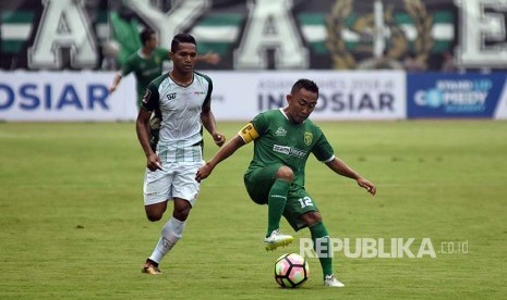 Pesepak bola Persebaya Surabaya Rendi Irwan (kanan) melewati hadangan pesepak bola PS TNI Muhammad Abduh Lestaluhu (kiri) dalam pertandingan Piala Presiden 2018, di Gelora Bung Tomo (GBT), Surabaya, Jawa Timur, Kamis (18/1). 