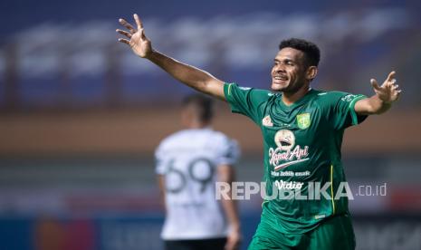 Pesepak bola Persebaya Surabaya Ricky Kambuaya (kanan) melakukan selebrasi usai mencetak gol ke gawang Persikabo 1973 dalam lanjutan Liga 1 2021-2022 di Stadion WIbawa Mukti, Cikarang, Kabupaten Bekasi, Jawa Barat, Sabtu (11/9/2021). 