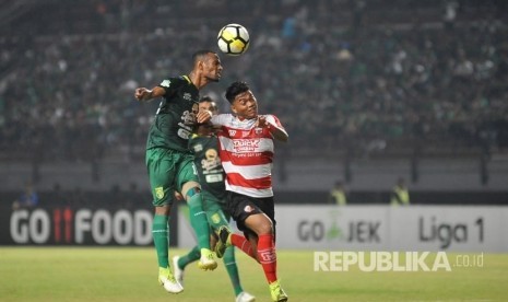 Alfath Faathier (kanan) saat masih membela Madura United. Alfath Faathier kini bergabung dengan Persija.