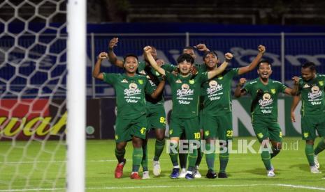 Asisten pelatih Persebaya Mustaqim berharap Persebaya dan Persija dapat memberikan hiburan bagi pecinta bola nasional pada lanjutan Liga 1 Indonesia, di Stadion Kapten I Wayan Dipta Gianyar, Bali, Senin (14/2/2022) malam WIB. (Foto, dokumentasi: Pemain Persebaya)