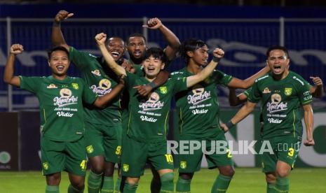 Pesepak bola Persebaya Surabaya Taisei Marukawa (tengah) bersama rekan setimnya melakukan selebrasi usai mencetak gol ke gawang ke gawang lawan. Bek Persija Jakarta Maman Abdurahman meminta timnya untuk mewaspadai pergerakan gelandang serang Persebaya Taisei Marukawa. Persija akan bertemu Persebaya pada laga lanjutan Liga 1 Indonesia 2021/2022 di Bali, Senin (14/2/2022). 