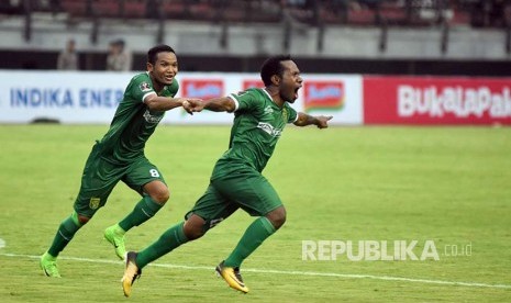 Pesepak bola Persebaya Surabaya Yohanes Ferinando Pahabol (kanan) melakukan selebrasi setelah mencetak gol ke gawang PS TNI dalam pertandingan Piala Presiden 2018, di Gelora Bung Tomo (GBT), Surabaya, Jawa Timur, Kamis (18/1). 