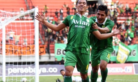 Pesepak bola Persebaya United, Slamet Nurcahyo (kiri), melakukan selebrasi dengan Rudi Widodo (kanan) usai mencetak gol ke gawang Sriwijaya FC dalam leg pertama babak delapan besar Piala Presiden 2015 di Stadon Gelora Bung Tomo (GBT), Surabaya, Jawa Timur,