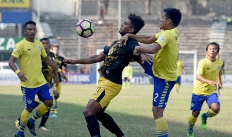 Pesepak bola Persegres Gresik United Ade Suhendra (kedua kanan) berebut bola dengan pesepak bola Barito Putera Willian Lira Souza (ketiga kanan) dalam lanjutan Liga 1 di Stadion Petrokimia Gresik, Jawa Timur, Ahad (17/9). Persegres Gresik United menang dengan skor 2-1. 