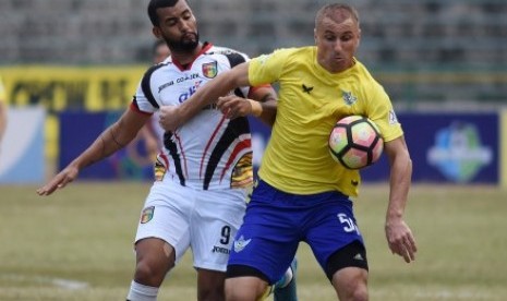 Pesepak bola Persegres Gresik United Sasa Zesevic (kanan) berebut bola dengan pesepak bola Mitra Kukar Marclei Cesar Chaves Santos (kiri) dalam lanjutan Gojek Traveloka Liga 1 di Stadion Petrokimia Gresik Jawa Timur, Sabtu (7/10). Mitra Kukar berhasil mengalahkan Persegres Gresik United dengan skor 4-2. 