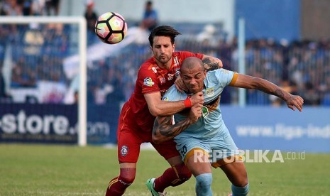 Penyerang Persela Lamongan Ivan Carlos (kanan).