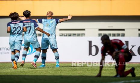 Pesepak bola Persela Lamongan Ivan Carlos (ketiga kiri) melakukan selebrasi usai mencetak gol ke gawang Persipura Jayapura dalam lanjutan Liga 1 2021-2022 di Stadion WIbawa Mukti, Cikarang, Kabupaten Bekasi, Jawa Barat, Jumat (10/9/2021). 