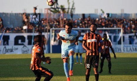 Pesepak bola Persela Lamongan Jose Manuela Barbosa Alves (tengah) berebut bola dengan pesepak bola Perseru Serui Makarius Fredik Suruan (kiri) dan Arthur Barrios Bonai (kanan) dalam lanjutan kompetisi Gojek Traveloka Liga 1 di Stadion Surajaya Lamongan, Jawa Timur, Jumat (8/9).