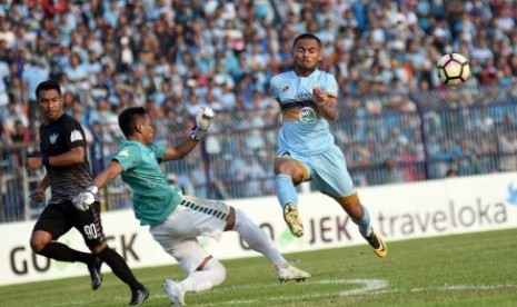 Pesepak bola Persela Lamongan Sadidil Ramdani (kanan) berusaha melewati hadangan penjaga gawang Persegres Gresik United M Choirun Nasirin (tengah) dalam lanjutan Gojek Traveloka Liga 1 di Stadion Surajaya Lamongan, Jawa Timur, Sabtu (30/9). Persela Lamongan menang telak atas Persegres Gresik United dengan skor 7-1.