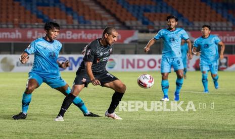 Pesepak bola Persela Lamongan Zaenuri (kiri) berusaha merebut bola dari pesepak bola Madura United Bruno Lopes (kedua kiri) saat pertandingan sepak bola Group C Piala Menpora di Stadion Si Jalak Harupat, Kabupaten Bandung, Jawa Barat, Kamis (1/4/2021).