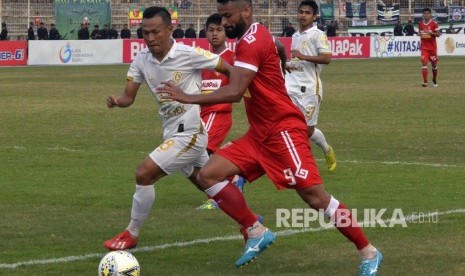 Pesepak bola Perseru Badak Lampung FC Francisco Torres (kanan) berebut bola dengan pemain PSS Sleman Jajang Sukarma (kiri) pada pertandingan Liga 1 2019 di Stadion Sumpah Pemuda Lampung, Lampung, Jumat (9/8/2019).